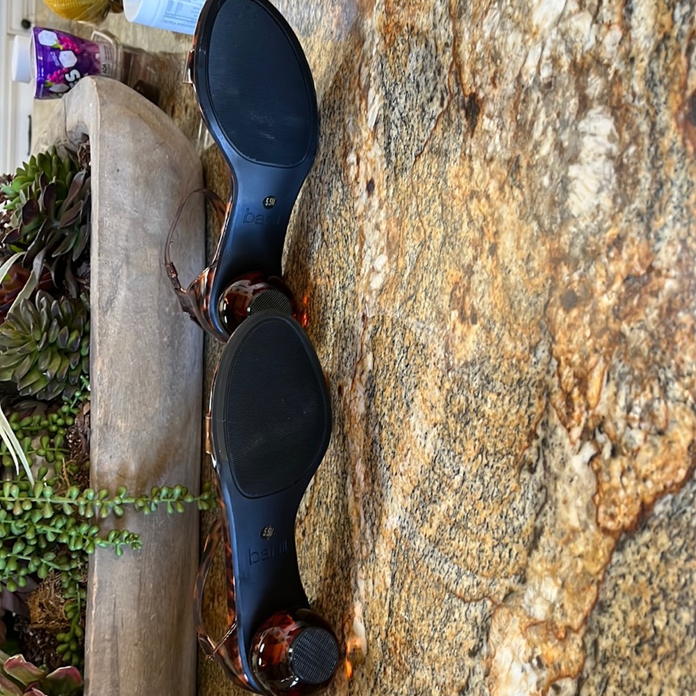 Bar III low heels. Size 5.5. Tortious